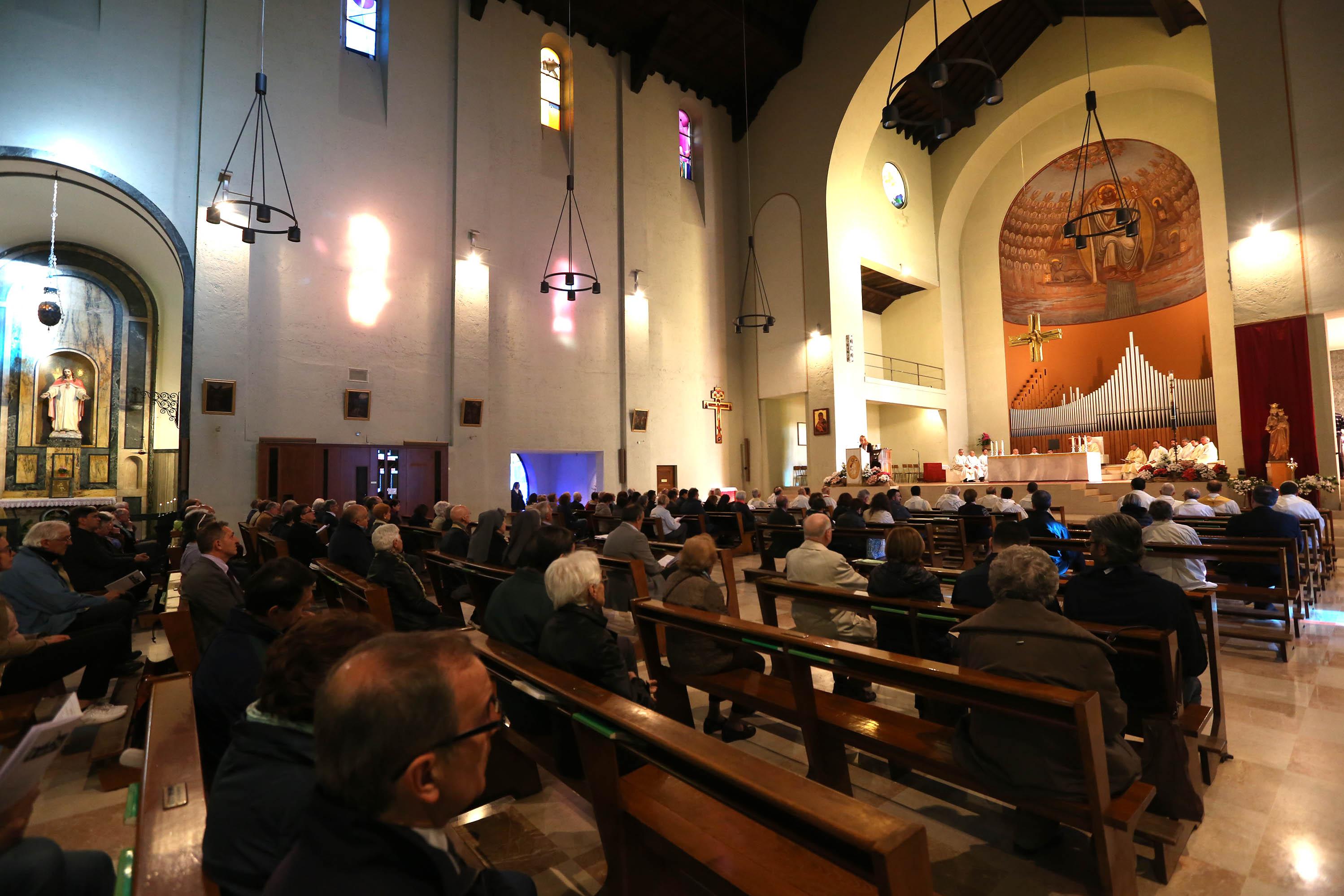 Covid, le regole per la messa: no Green pass, ma distanziamento