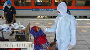Covid, lieve calo contagi e morti nel mondo