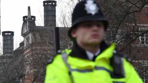 Covid Londra, no vax assaltano sede Bbc: scontri con la polizia