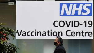 Covid, Londra non introdurrà passaporto sanitario