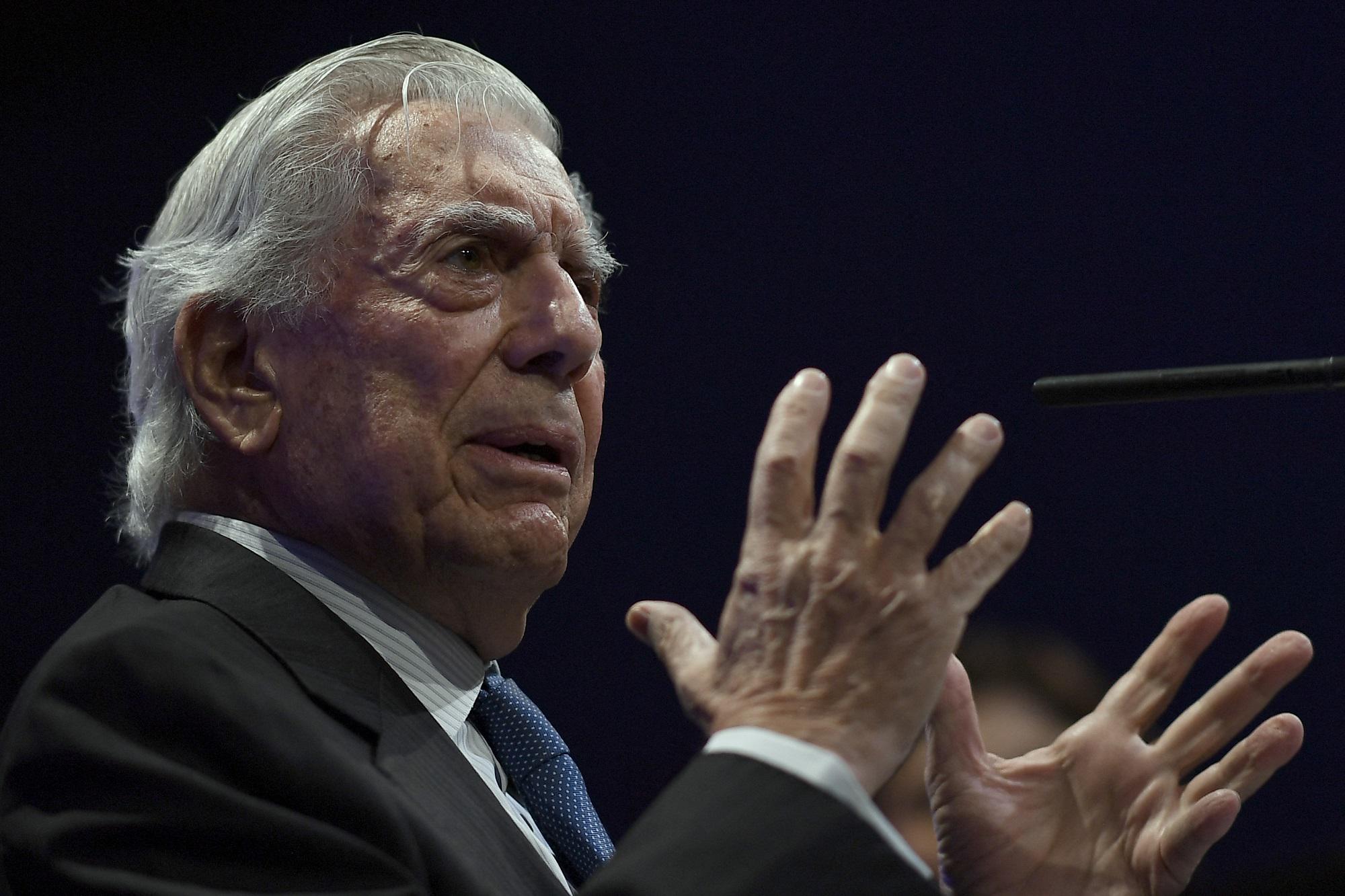 Covid, Mario Vargas Llosa ricoverato in clinica di Madrid