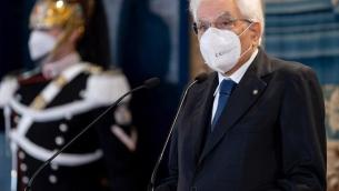 Covid, Mattarella: "Riconoscenti a medici e infermieri, investire sulla sanità"