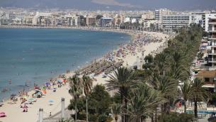 Covid, maxi focolaio a Maiorca: 700 ragazzi positivi e 2000 in quarantena