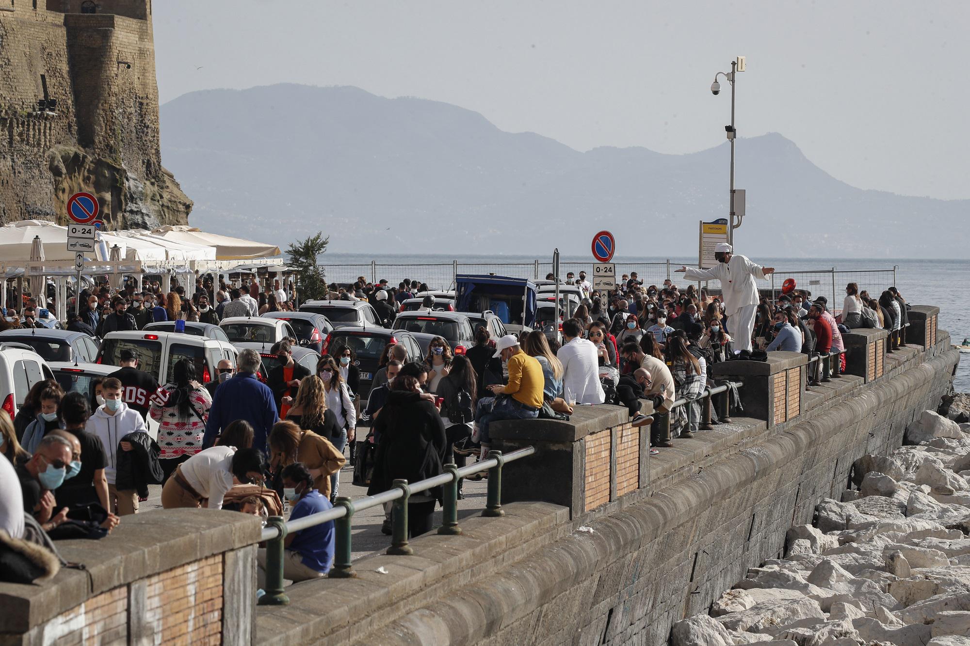 Covid Napoli, De Luca: "Città immunizzata entro luglio"
