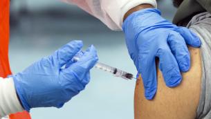 Covid Nuova Zelanda, si fa vaccinare 10 volte in un giorno al posto di no vax