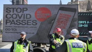 Covid oggi Gb, Londra ci ripensa: no al Green pass