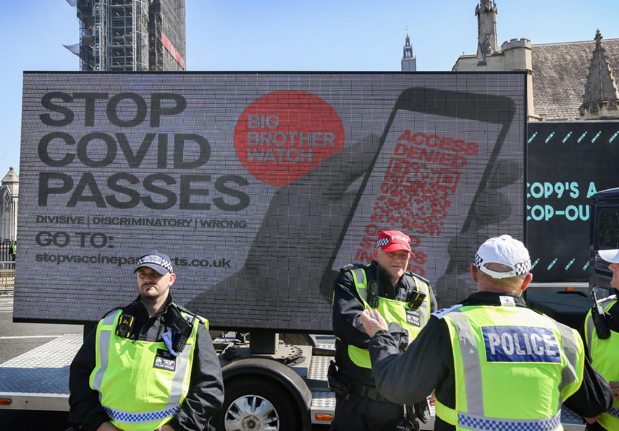 Covid oggi Gb, Londra ci ripensa: no al Green pass