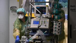 Covid oggi Italia: aumentano casi, ricoveri e decessi