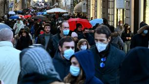 Covid oggi Italia, Bassetti: "Ancora un milione e mezzo di vaccinati e via le restrizioni"