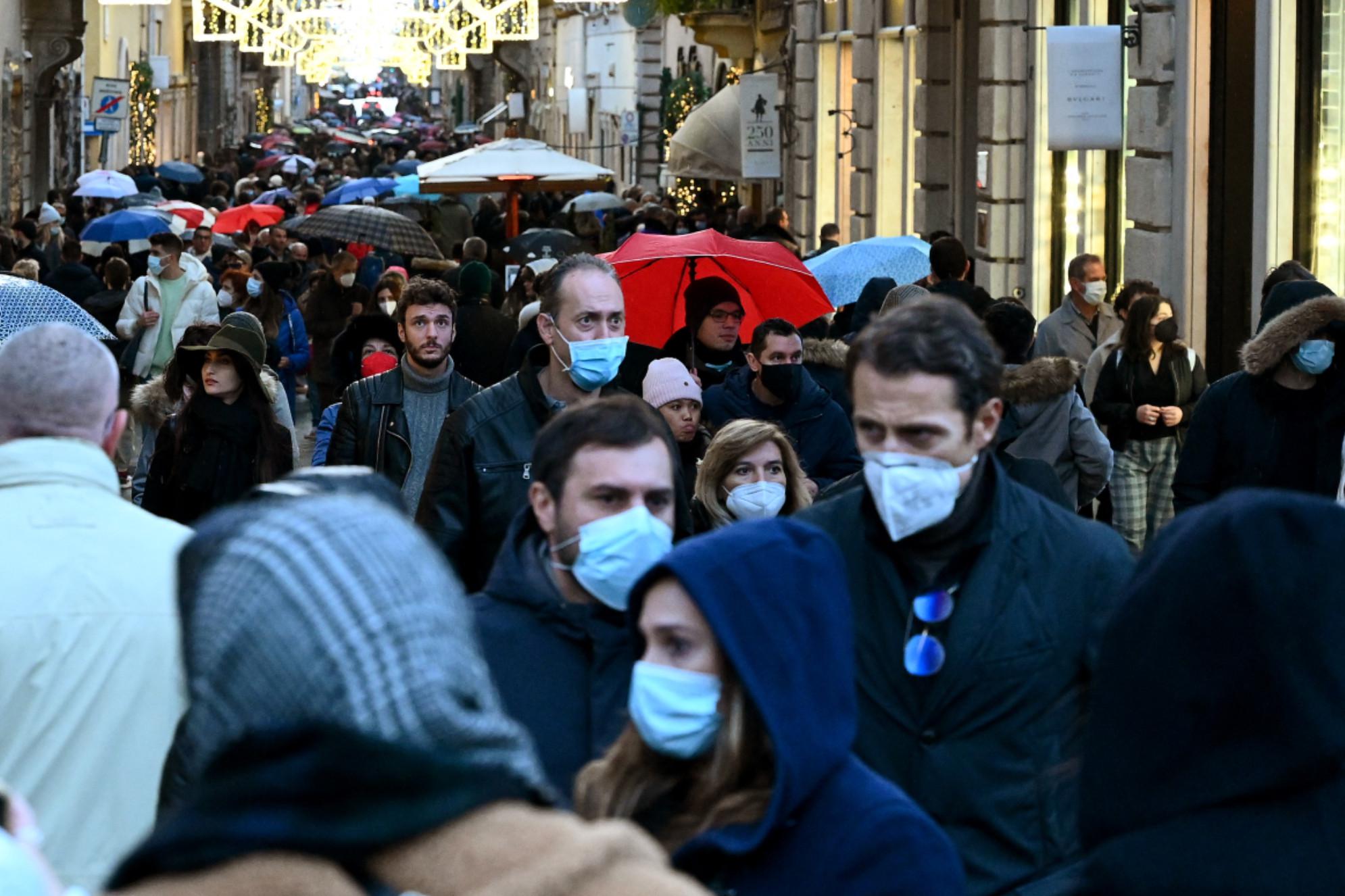 Covid oggi Italia, Bassetti: "Ancora un milione e mezzo di vaccinati e via le restrizioni"