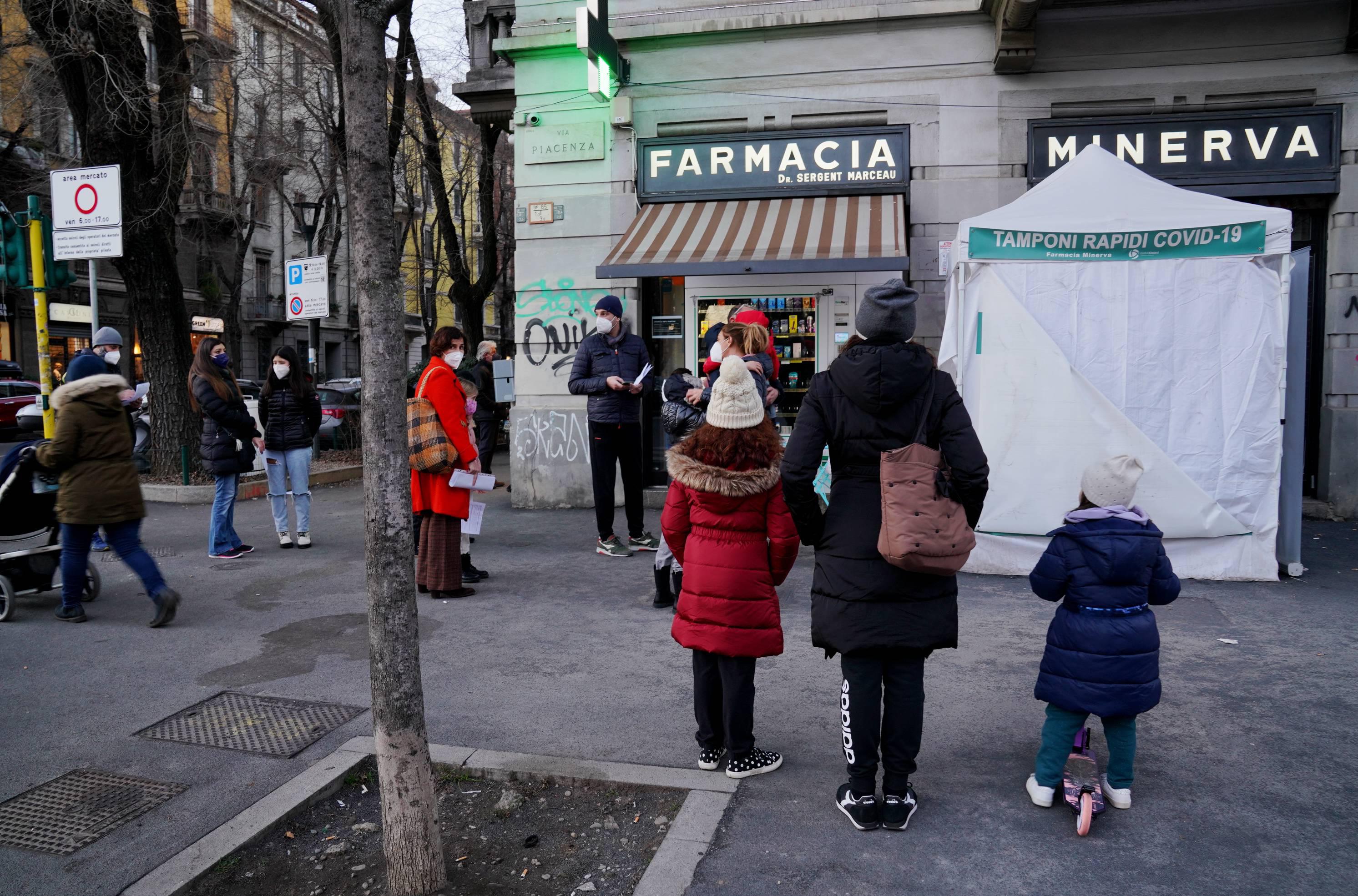 Covid oggi Italia, Brusaferro: "Calo contagi ma non in fascia 0-9 anni"