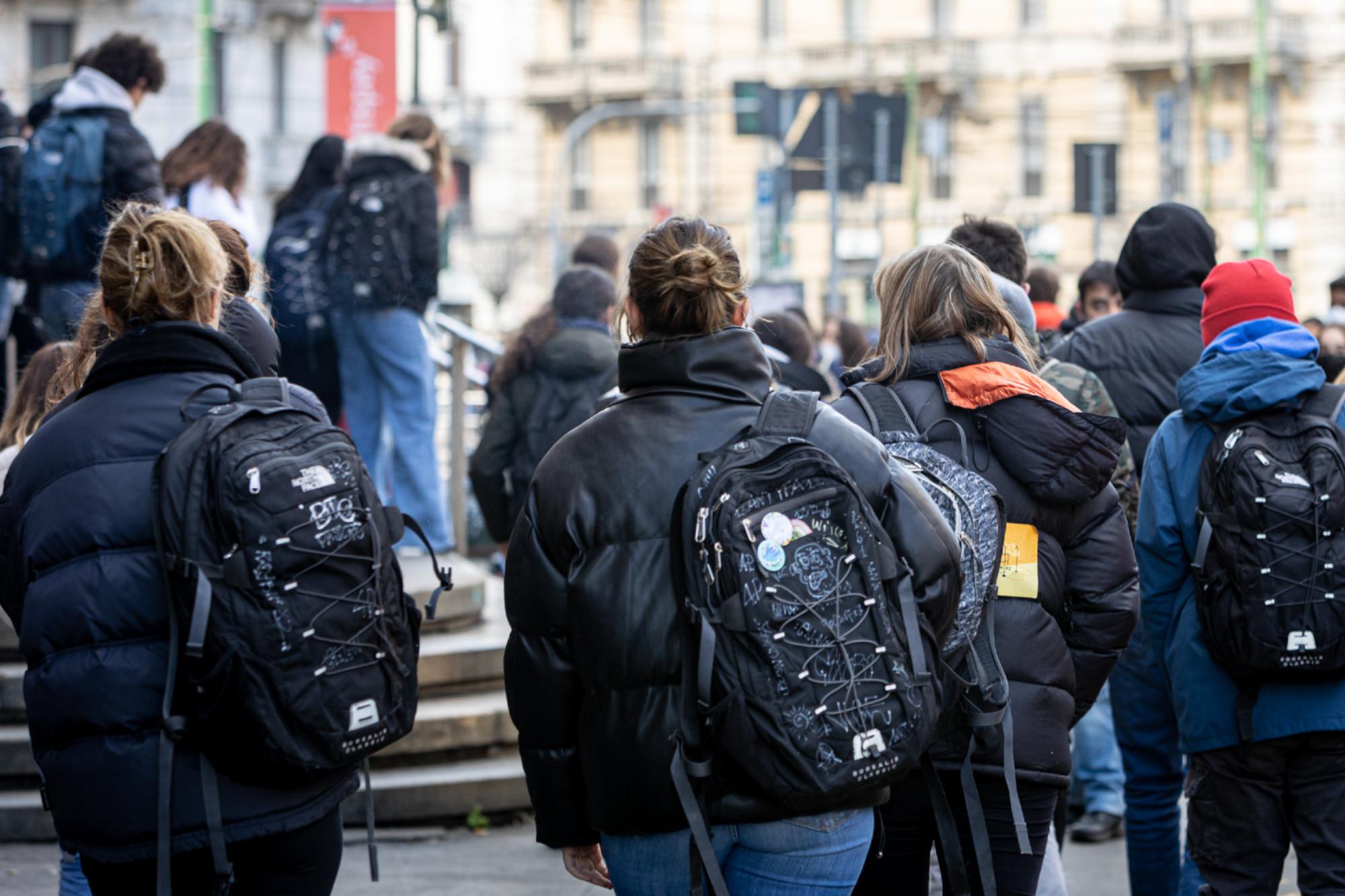 Covid oggi Italia, Brusaferro: "Contagi crescono soprattutto tra under 19"