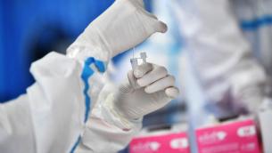 Covid oggi Italia, Crisanti: "Sì a mini-quarantena con test negativo"