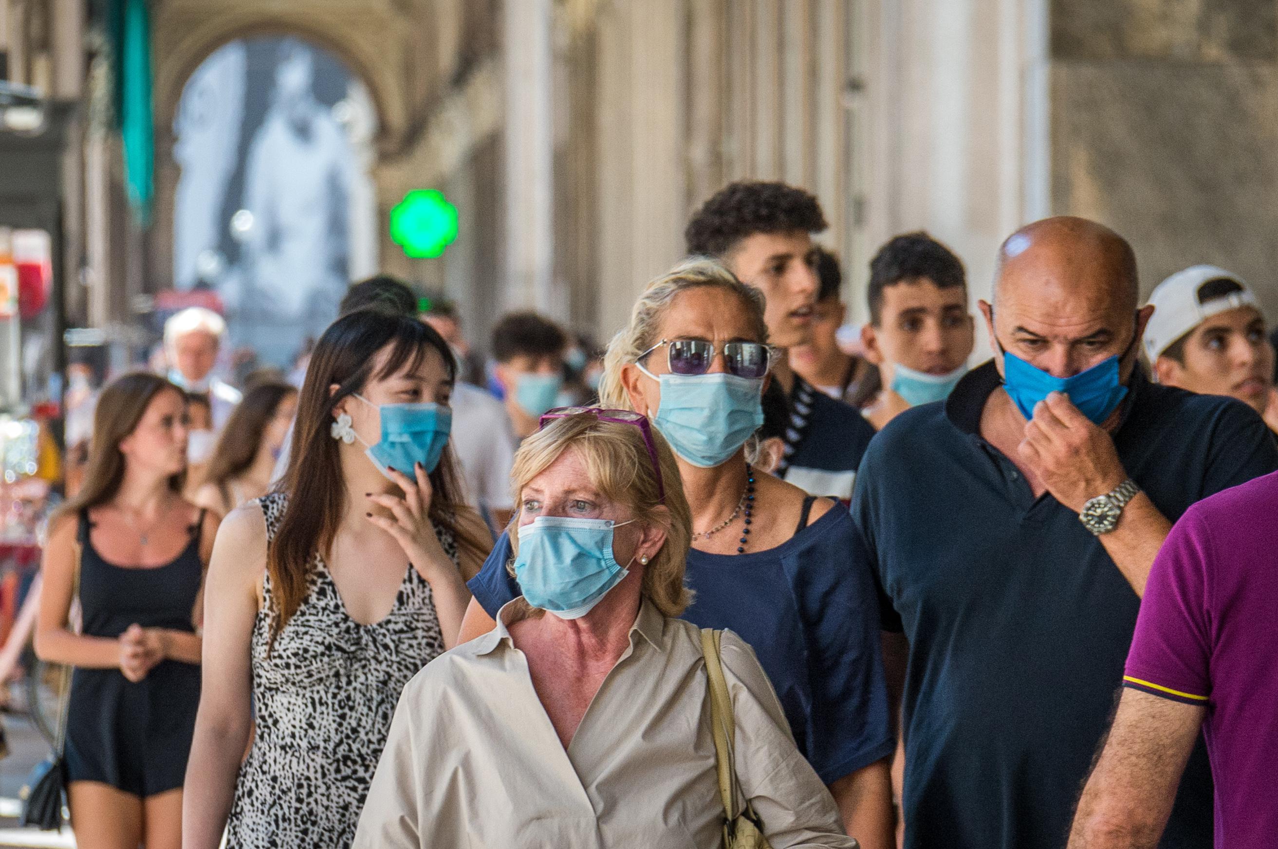 Covid oggi Italia, da 17 a 3 le regioni a rischio moderato