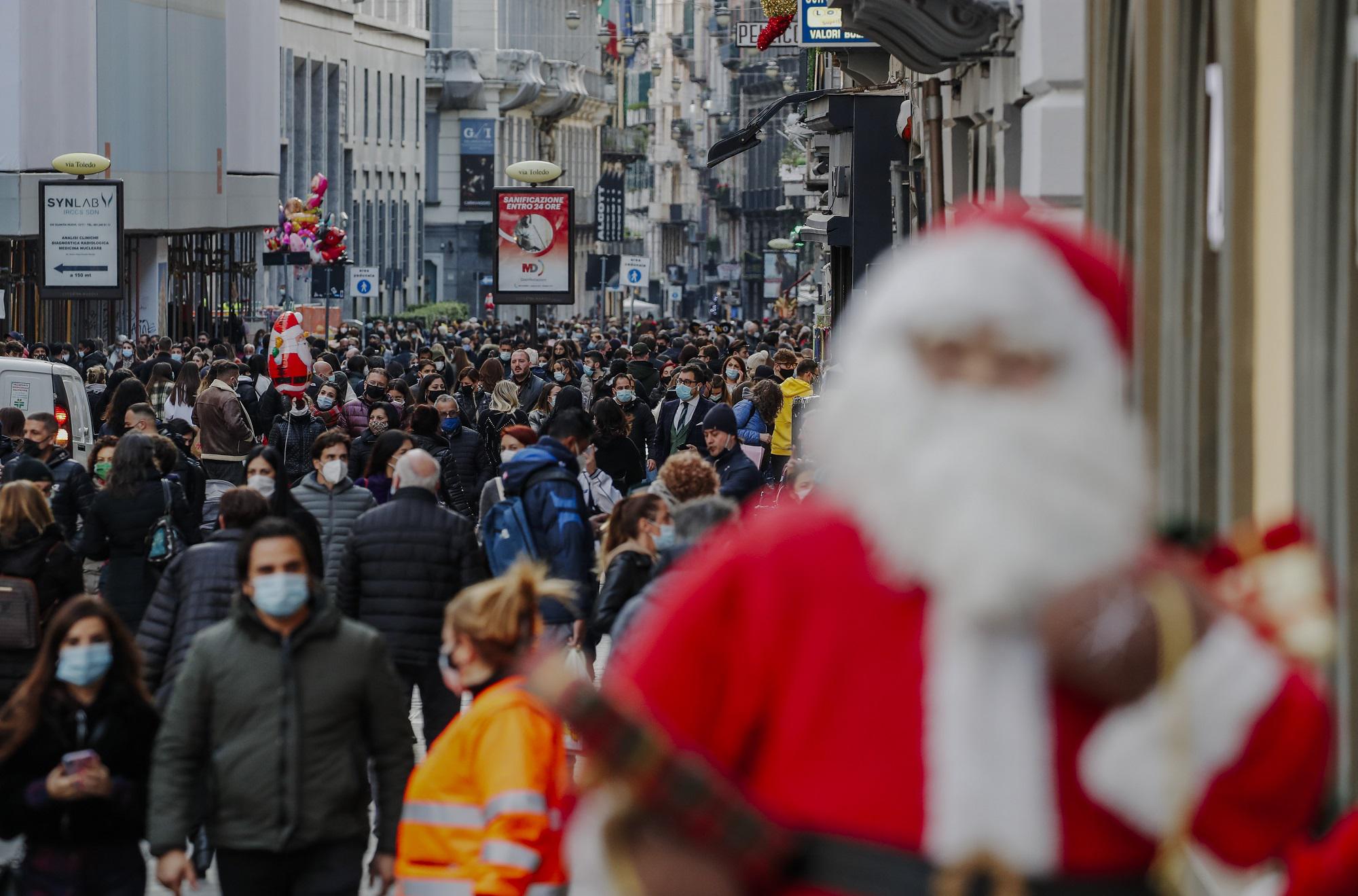 Covid oggi Italia, Gimbe: crescono contagi, ricoveri e morti