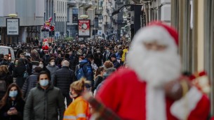 Covid oggi Italia, giù i contagi ma i morti salgono: oltre 100 al giorno