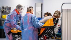 Covid oggi Italia, il report: aumentano contagi, ricoveri e morti