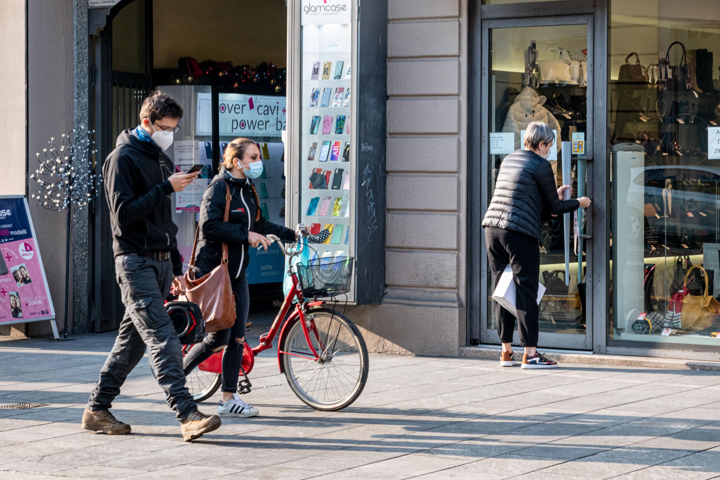 Covid oggi Italia, il report: sale l'incidenza, Rt stabile