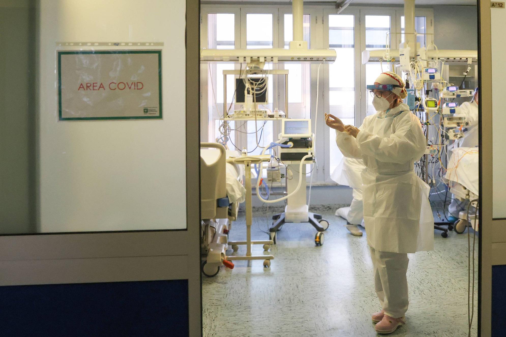 Covid oggi Italia, l'allarme: "Ancora 3 settimane, poi terapie intensive piene"