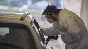 Covid oggi Italia, lenta discesa contagi e morti in calo: report Gimbe