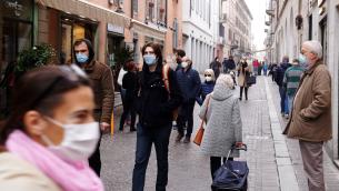 Covid oggi Italia, risale incidenza: Rt a 0