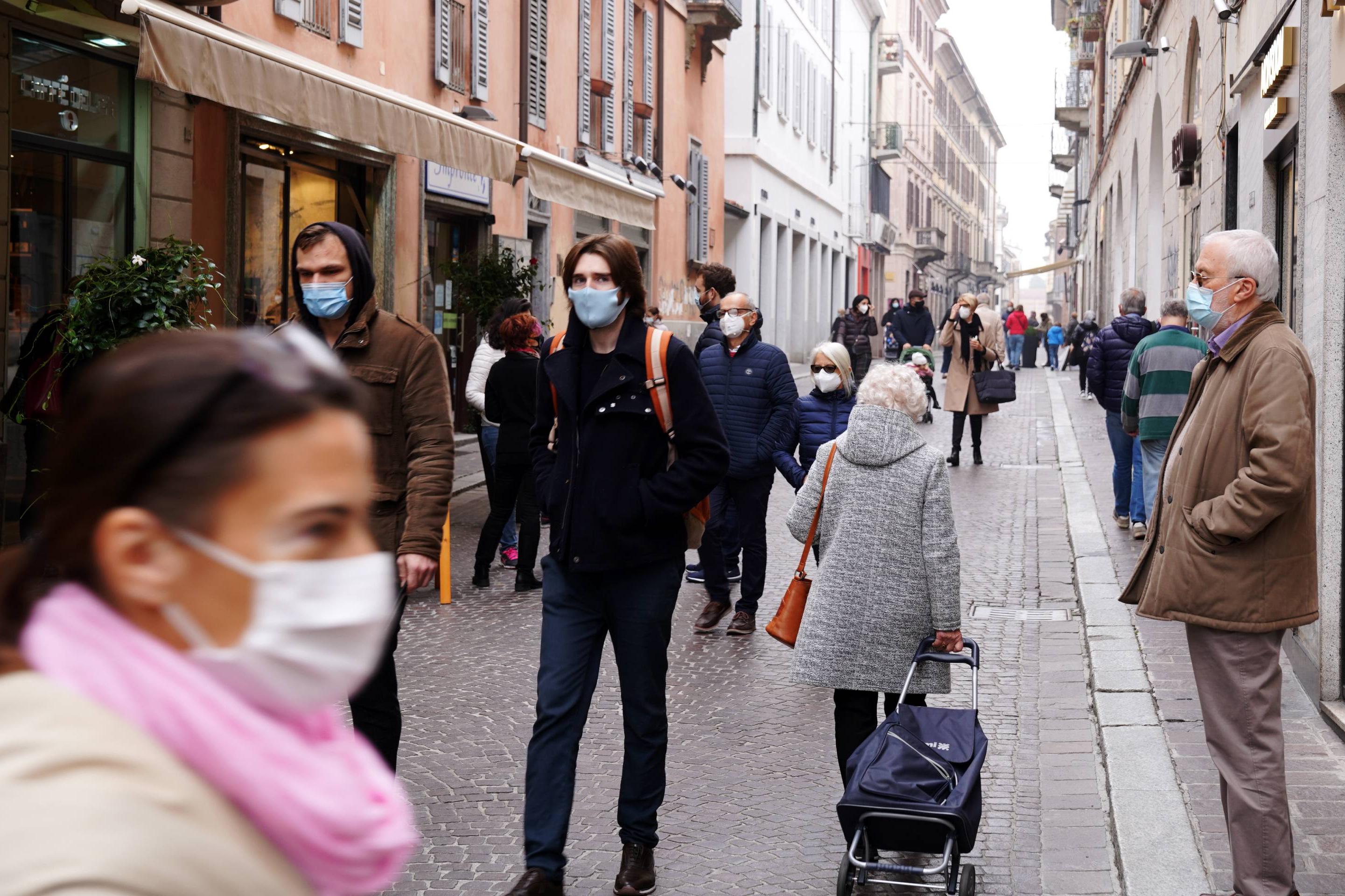 Covid oggi Italia, risale incidenza: Rt a 0