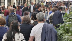 Covid oggi Italia, Rt e incidenza in calo: aumentano ricoveri