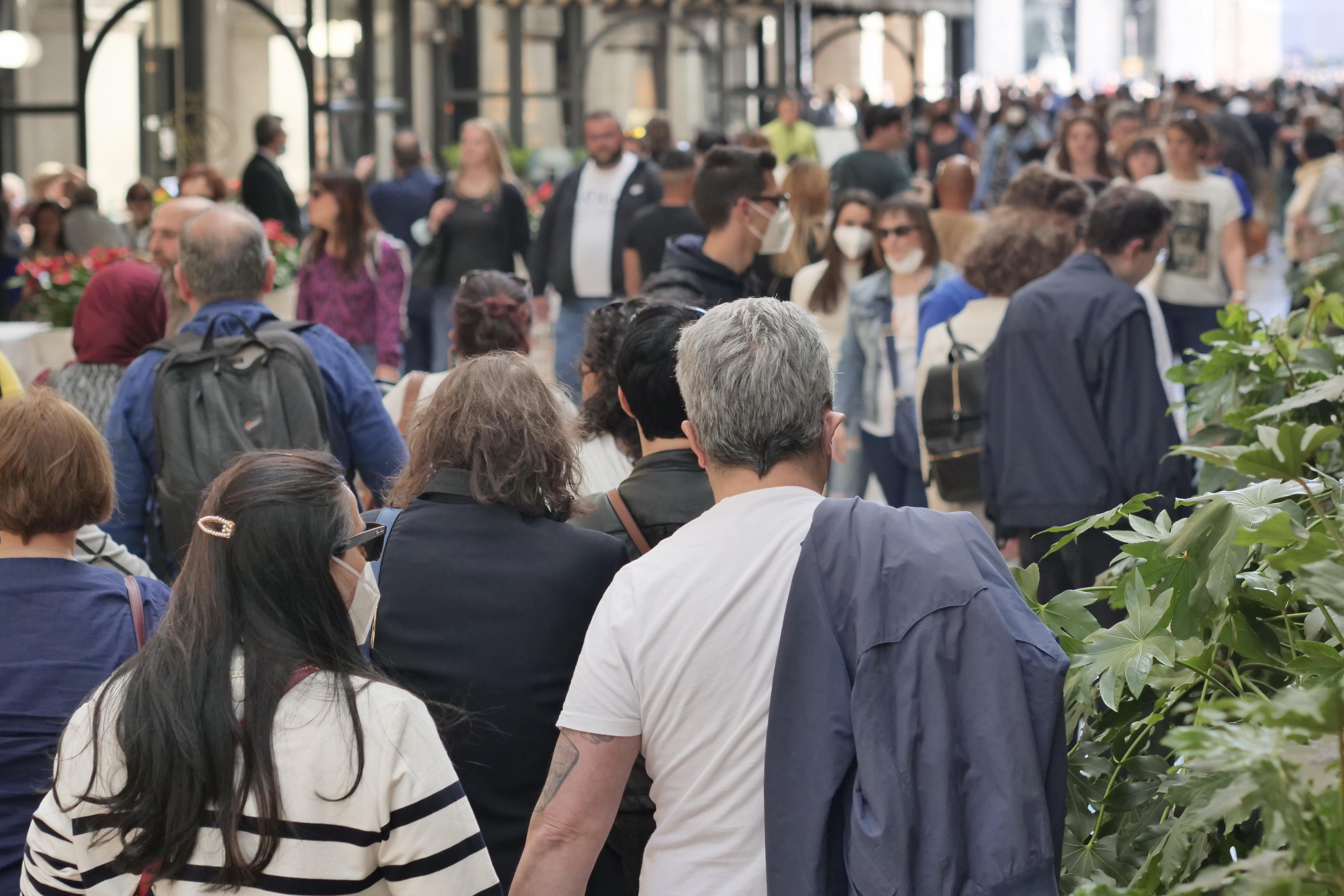 Covid oggi Italia, Rt e incidenza in calo: aumentano ricoveri