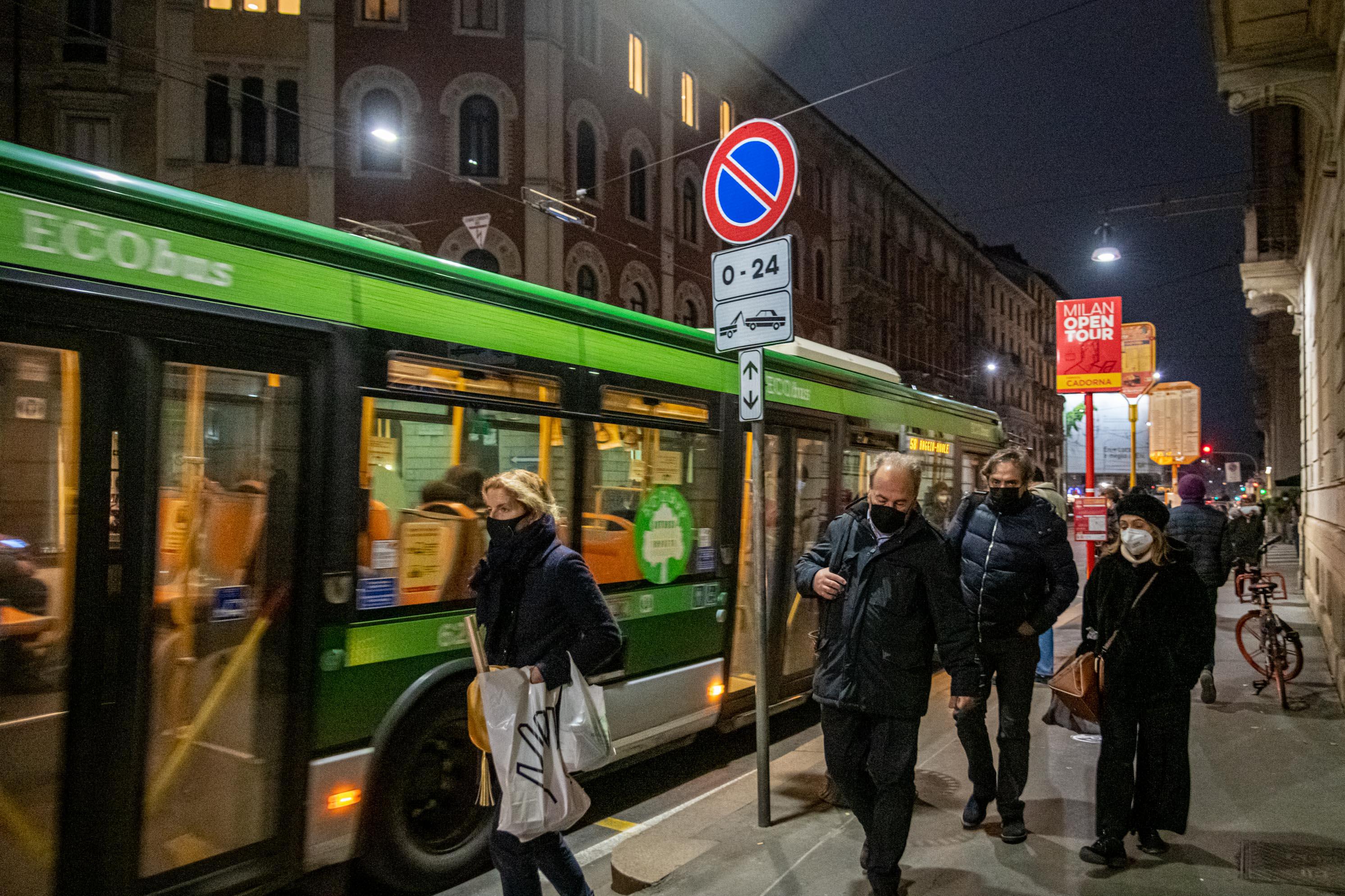 Covid oggi Italia, Rt sale a 1,56: aumenta ancora l'incidenza