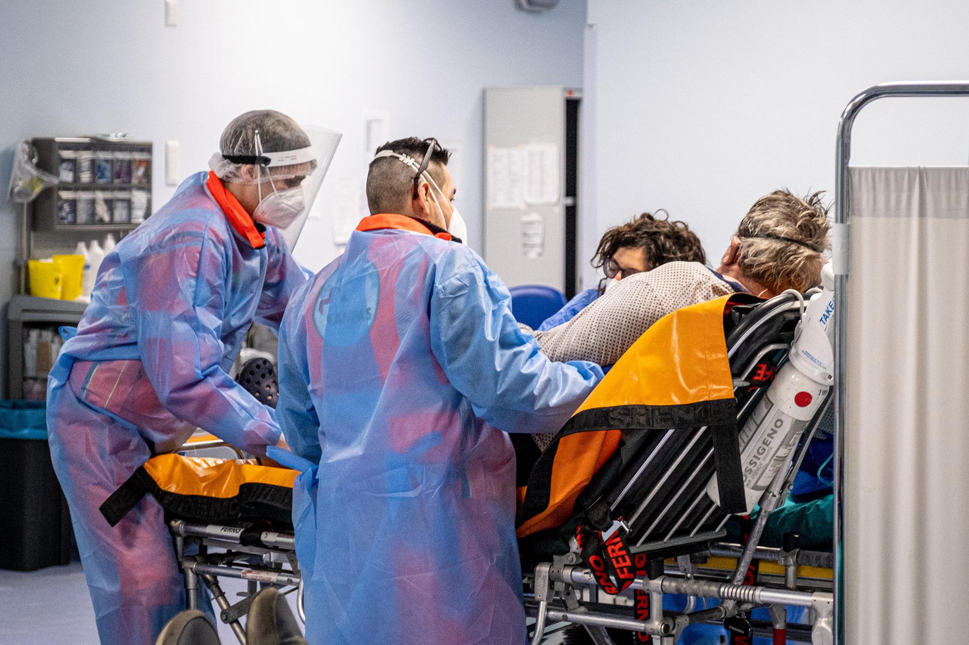 Covid oggi Italia, salgono ancora incidenza e Rt