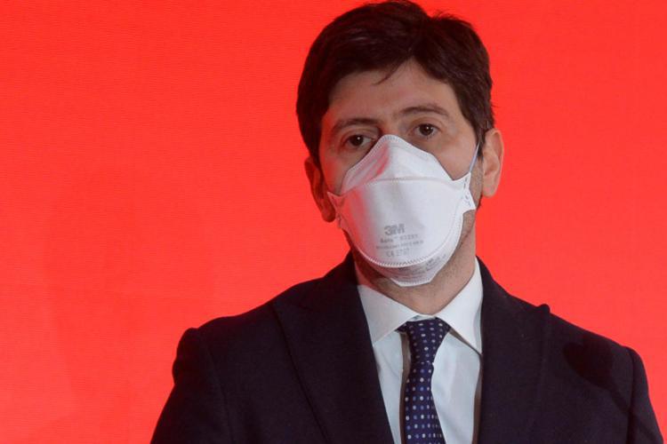 Covid oggi Italia, Speranza: "Chi è contagiato stia a casa"