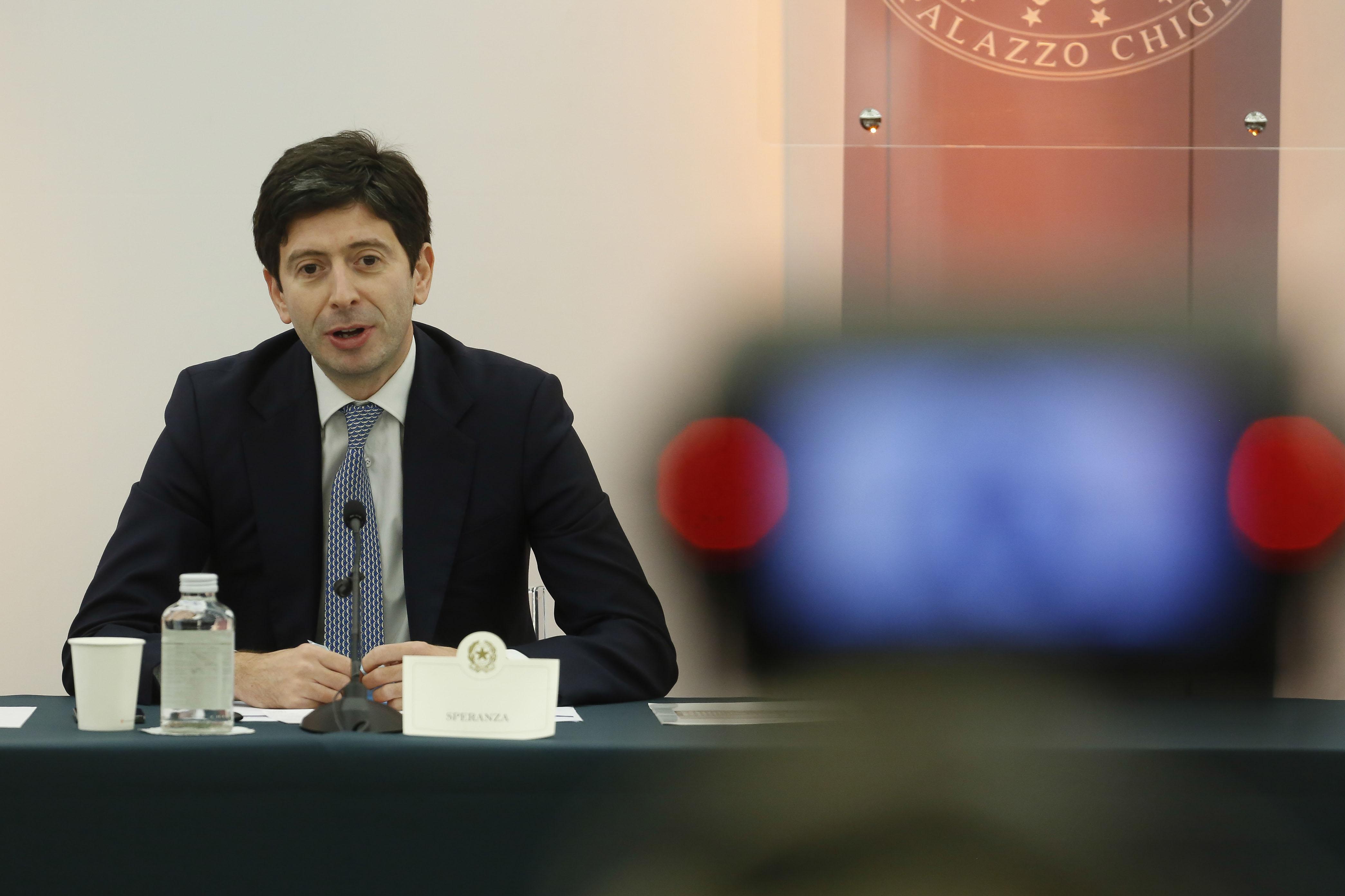Covid oggi Italia, Speranza: "Contagi crescono"