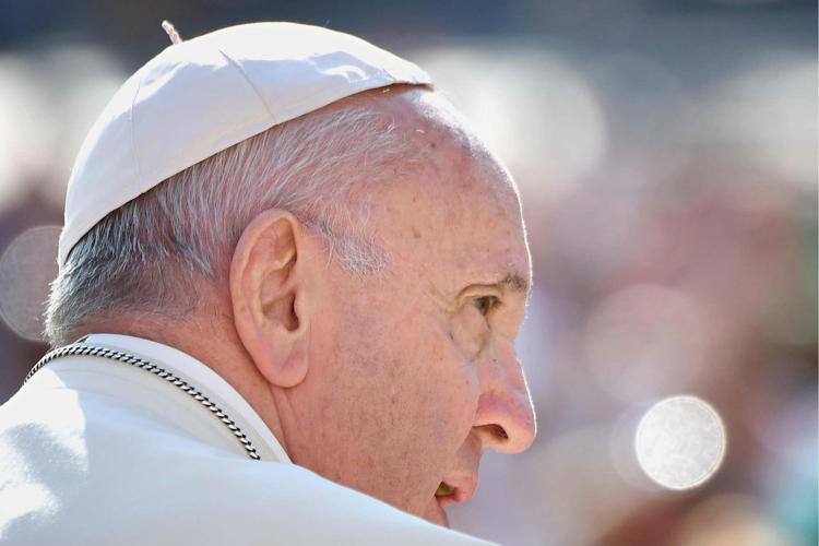 Covid, Papa: "Negazionisti tra cardinali, uno è ricoverato"