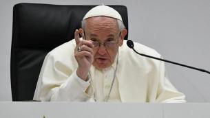 Covid, Papa: "Vaccino salva vite, no a capricci per la dose più famosa"