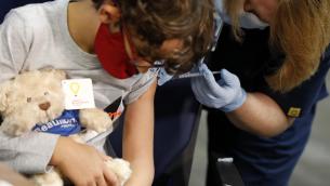 Covid, pediatra: "Virus più temibile di miocarditi, sì a vaccino under 12"