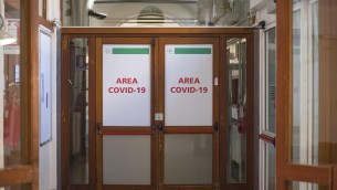 Covid, picco a Natale: ecco chi rischia il ricovero