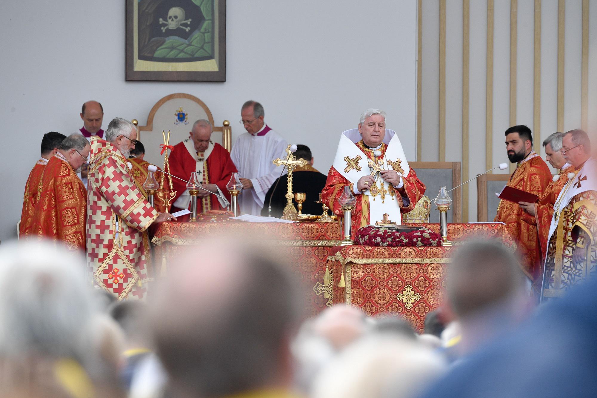 Covid, positivo arcivescovo Babjak: ha concelebrato col Papa