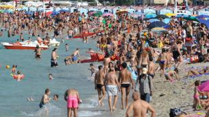 Covid, Pregliasco: "Rallenta crescita casi, agosto più sereno"