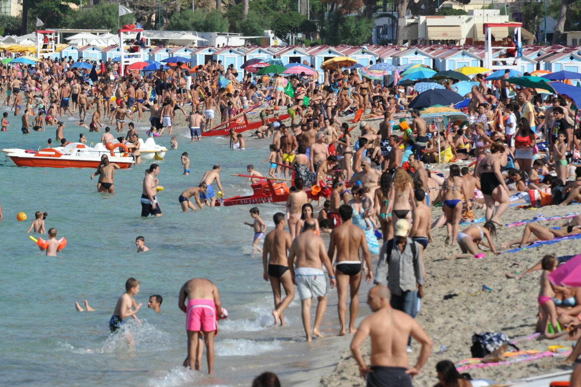 Covid, Pregliasco: "Rallenta crescita casi, agosto più sereno"