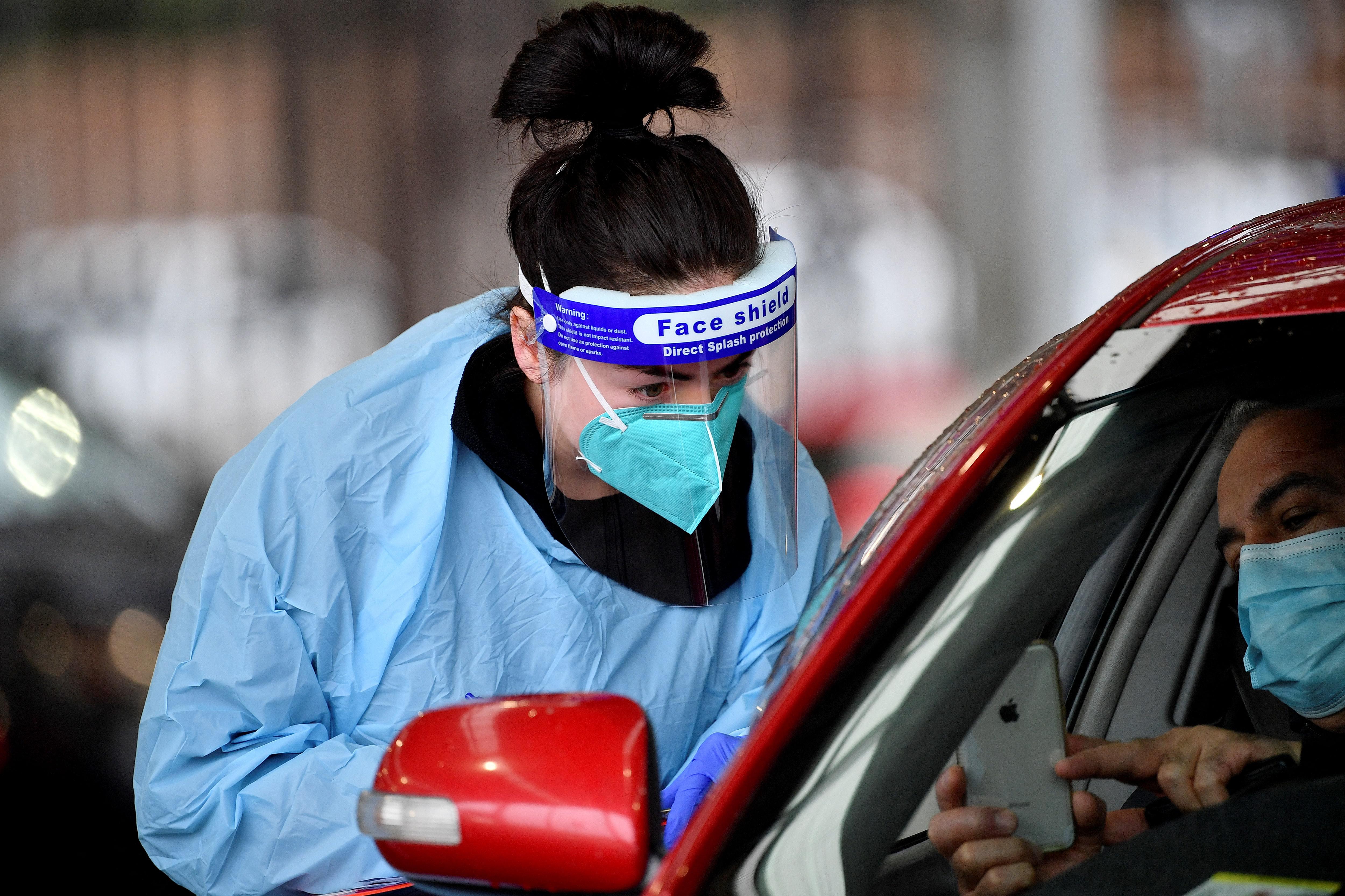 Covid, Pregliasco: "Reinfezioni preoccupanti, in autunno rischio altra ondata"