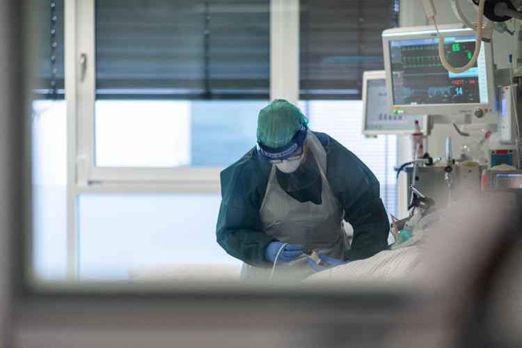 Covid, primario Palermo: "Polmoniti gravissime su no vax, peccato suicidarsi così"