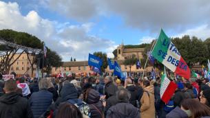 Covid, protesta Roma al Circo Massimo: bandiere e slogan senza mascherine