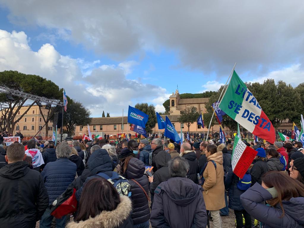 Covid, protesta Roma al Circo Massimo: bandiere e slogan senza mascherine