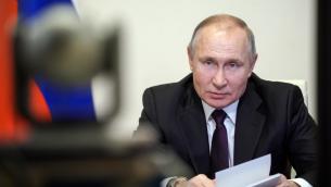 Covid, Putin in autoisolamento: contagi nell'entourage