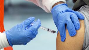 Covid, quarta dose vaccino protegge da contagio: lo studio
