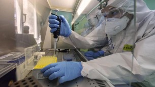 Covid, Remuzzi: "Presto vaccini spray, schermeranno da nuove varianti"