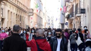 Covid Roma, folla in centro: scattano le chiusure