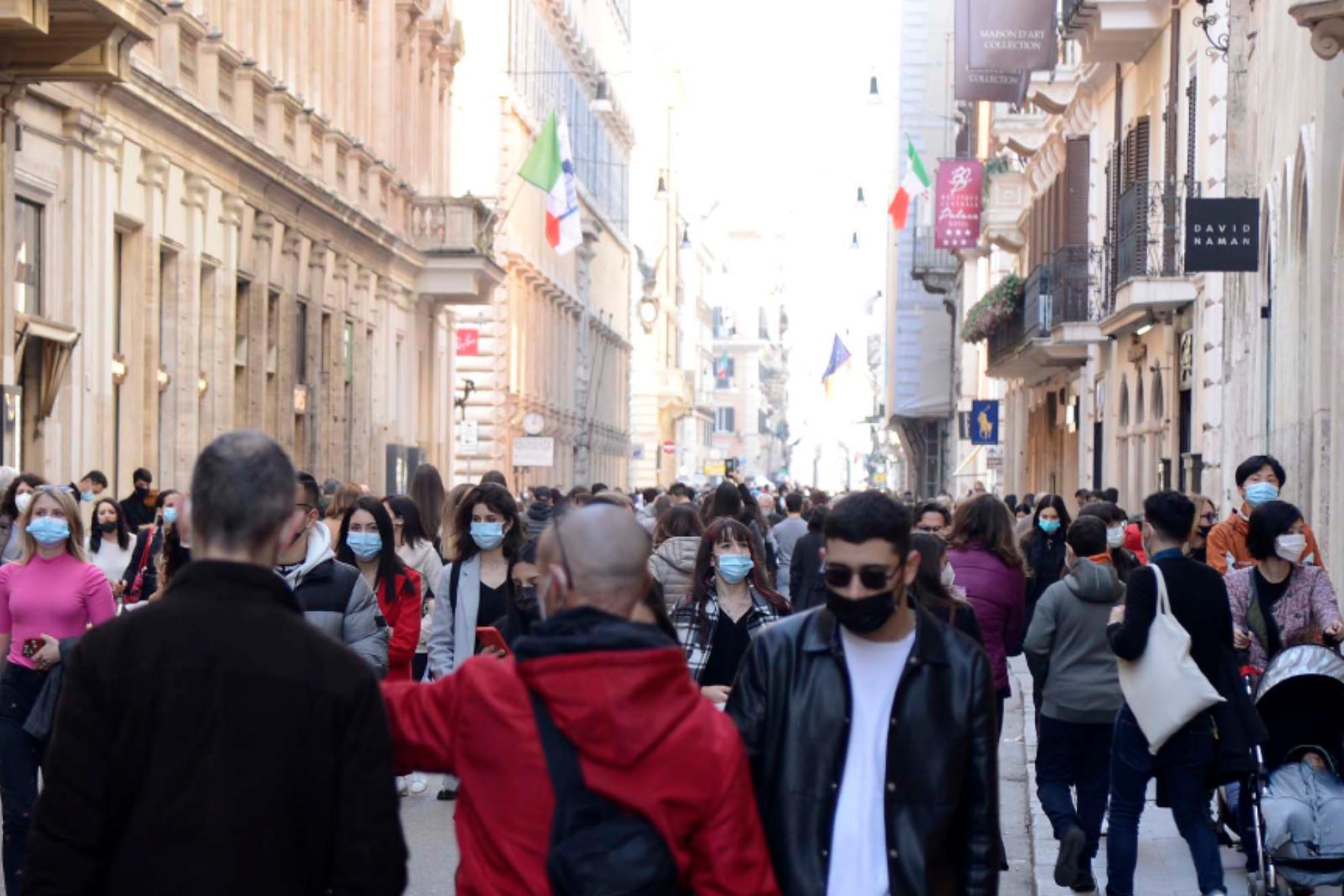 Covid Roma, folla in centro: scattano le chiusure