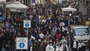Covid, Rt in Italia a 1,06: epidemia accelera