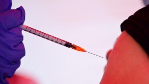 Covid, Schillaci: "Tra 15 giorni pronti nuovi vaccini"